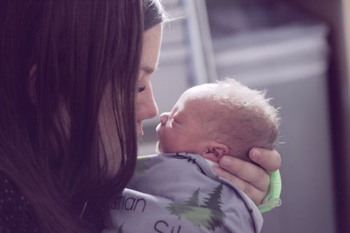 Babies: Mother's smell helps infants bond with strangers